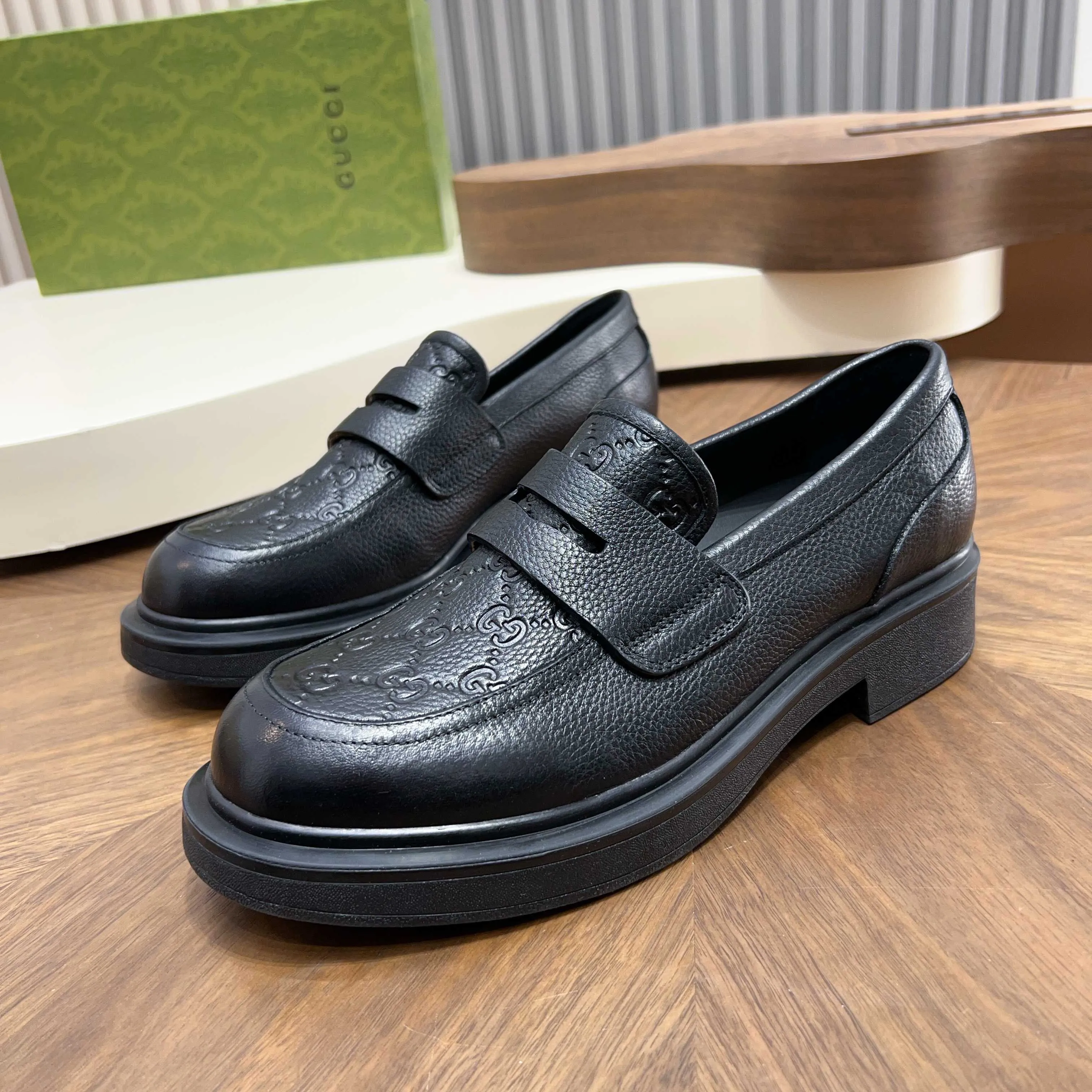 💰780 Gucci/Gucci new men’s lace-up shoes with GG details, matte cow leather derby shoes! The design of this men's lace-up shoe is rooted in the brand's heritage. Crafted from premium waxed cow leather, it is embellished with GG printed embossed suede leather details, a nod to Gucci's iconic monogram. The rubber sole decorated with GG pattern adds a touch of modern fashion to this design. Typical three-joint style design. European and American classic version, full calfskin lining. The overall upper texture is soft and the lining is comfortable and breathable. 2CM thickened soft rubber sole, easy to control. Versatile and stylish upper foot, multiple colors available to meet different matching needs, complete package! Size: 39-40-41-42-43-44 leather shoe size (38.45.46 can be customized)